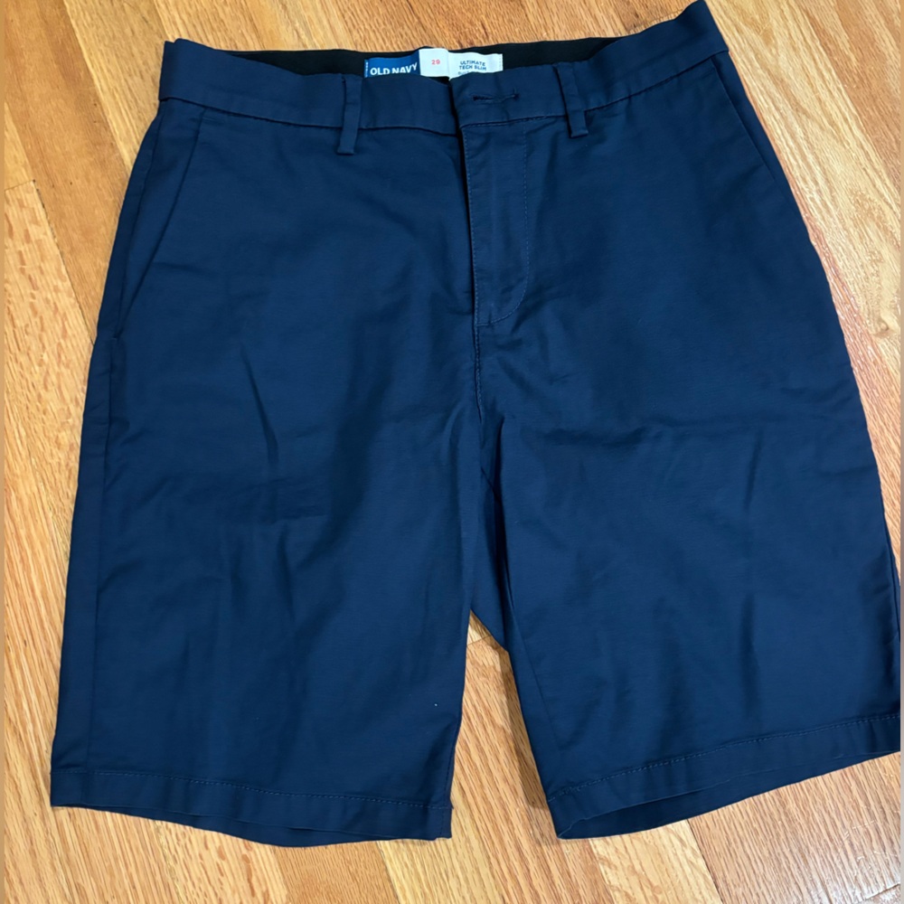 Old Navy Men’s Slim Built-In Flex Chino Shorts.  Waist Size 29.  Navy blue.